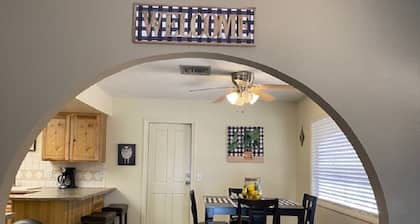 Great 3 Bedroom House! 1/4 mile to Rotary Park, Boat Ramp, Beaches, etc..