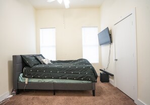 2 bedrooms, desk, WiFi