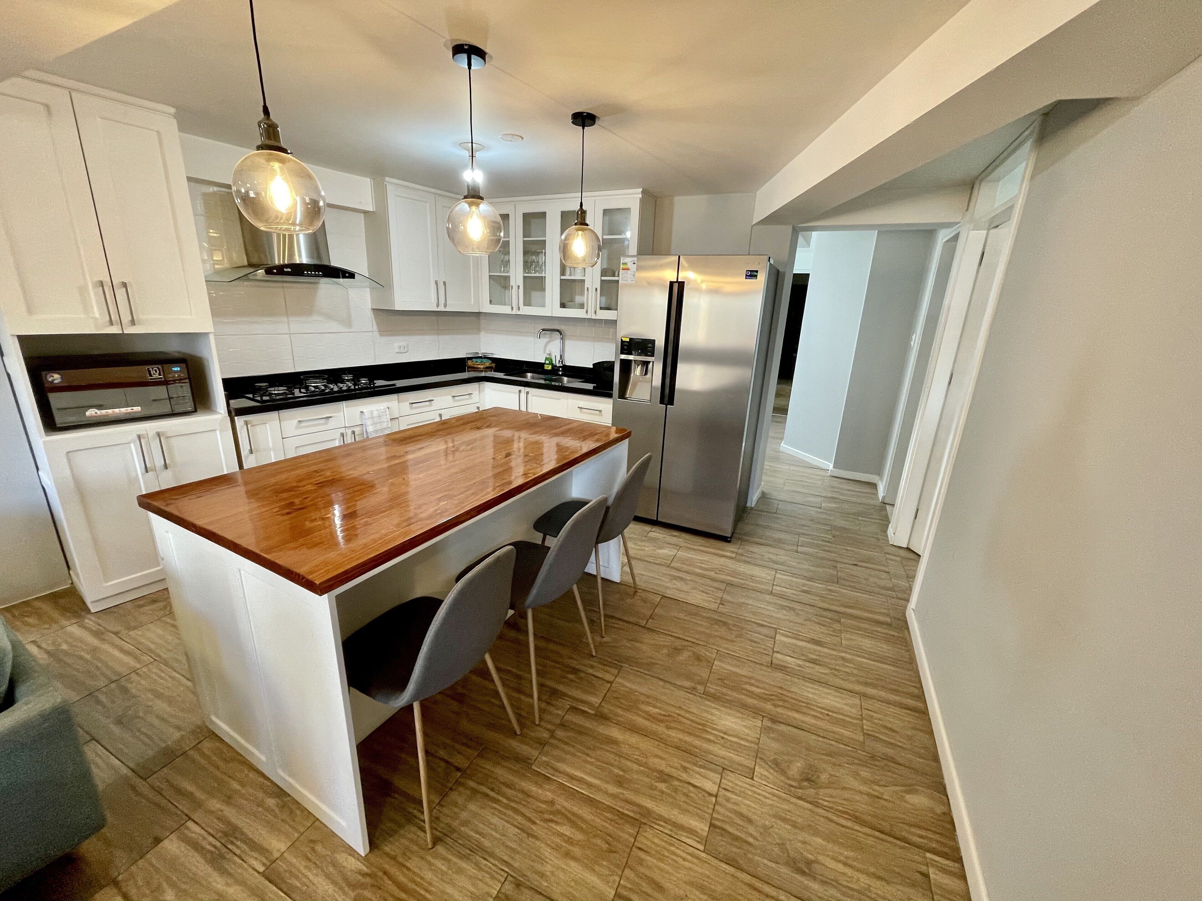 Refrigerador, microondas, cafetera y tetera y tetera eléctrica 