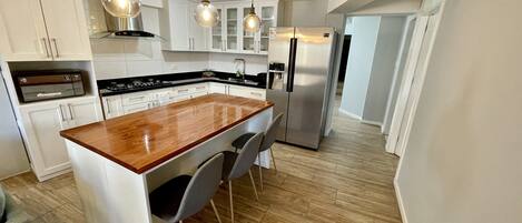 Jääkaappi, mikroaaltouuni, kahvin-/teenkeitin, vedenkeitin