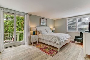 3 bedrooms, desk, iron/ironing board, travel cot