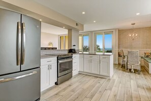 Fridge, microwave, oven, stovetop - Beachfront Bliss with spectacular views (Fernandina Beach)