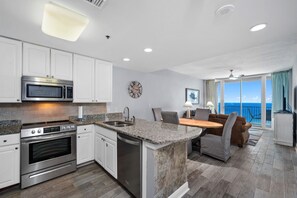 ثلاجة، ميكروويف، فرن، موقد طهي مسطح