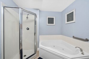 Combined shower/bathtub, jetted bath, hair dryer, towels - Lighthouse Condo Escape - Steps to the Sand (Gulf Shores)