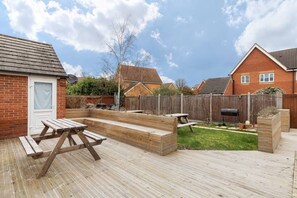 Outdoor dining - Bedford Serene Retreat - 5 Bedrooms (Bedford)