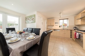 Fridge, microwave, oven, stovetop - Bedford Serene Retreat - 5 Bedrooms (Bedford)