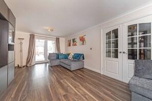 TV - Bedford Serene Retreat - 5 Bedrooms (Bedford)