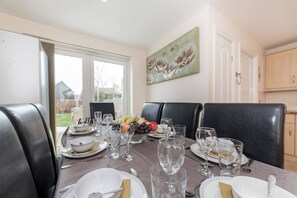 Dining - Bedford Serene Retreat - 5 Bedrooms (Bedford)