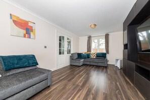 TV - Bedford Serene Retreat - 5 Bedrooms (Bedford)