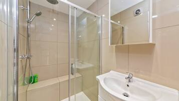 Combined shower/bathtub, hair dryer, towels