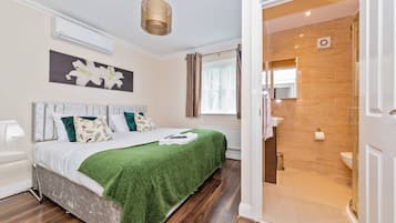 5 bedrooms, iron/ironing board, WiFi, bed sheets