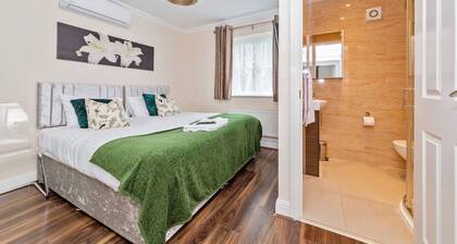 Bedford Serene Retreat - 5 Bedrooms