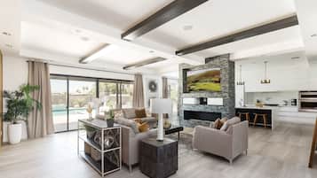 Smart TV, chimenea y futbolito