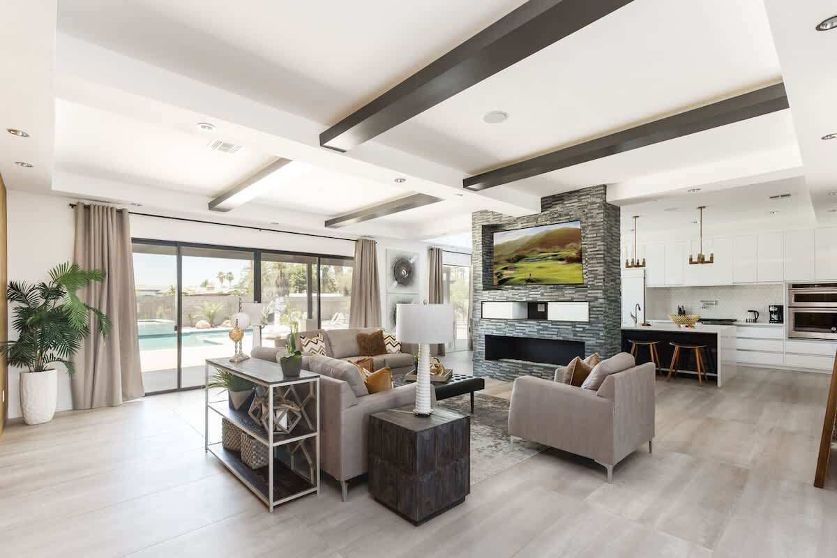 Smart TV, chimenea, futbolito y oficina 