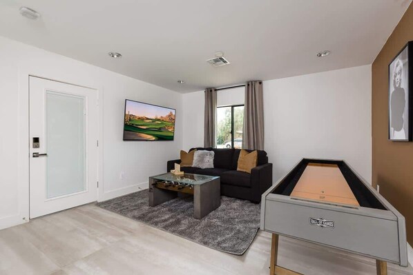 Smart TV, chimenea, futbolito y oficina 