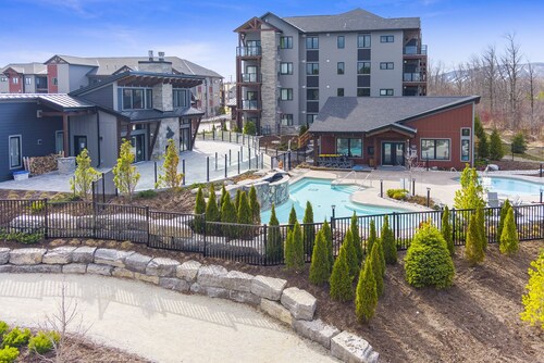 3 Bdrm Luxury Condo at Mountain House