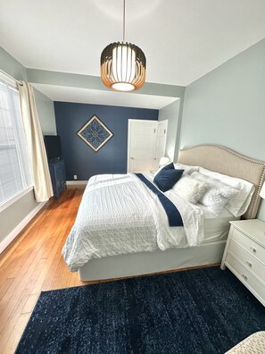 5 bedrooms, desk, iron/ironing board, travel crib - Warm, friendly, Mountain View’s, 5gig, Restaurants, Covered porch/fire table (Kellogg)