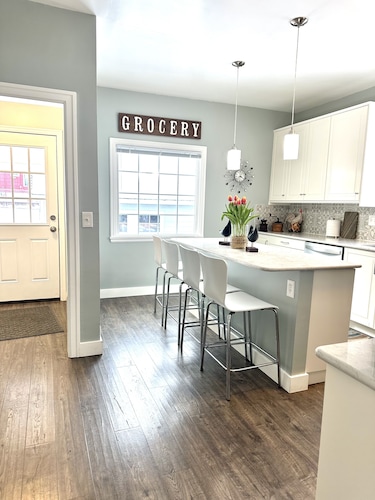 Warm, friendly, Mountain View’s, 5gig, Restaurants, Covered porch/fire table