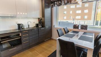 KylskÄp, mikrovÄgsugn, diskmaskin och grytor/köksredskap