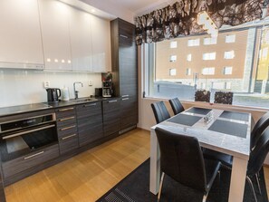 Kylskåp, mikrovågsugn, diskmaskin och grytor/köksredskap