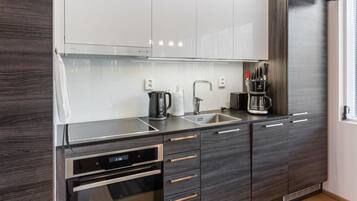 KylskÄp, mikrovÄgsugn, diskmaskin och grytor/köksredskap