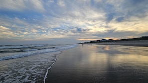 Beach nearby, sun-loungers - Sound view beach retreat w/ best of Island Life! Pets/Family welcome! (Salter Path)