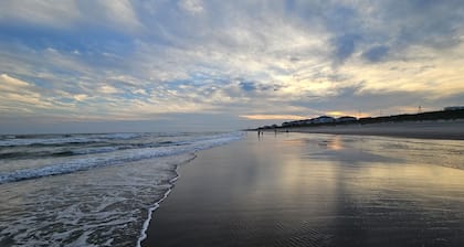 Sound view beach retreat w/ best of Island Life! Pets/Family welcome!
