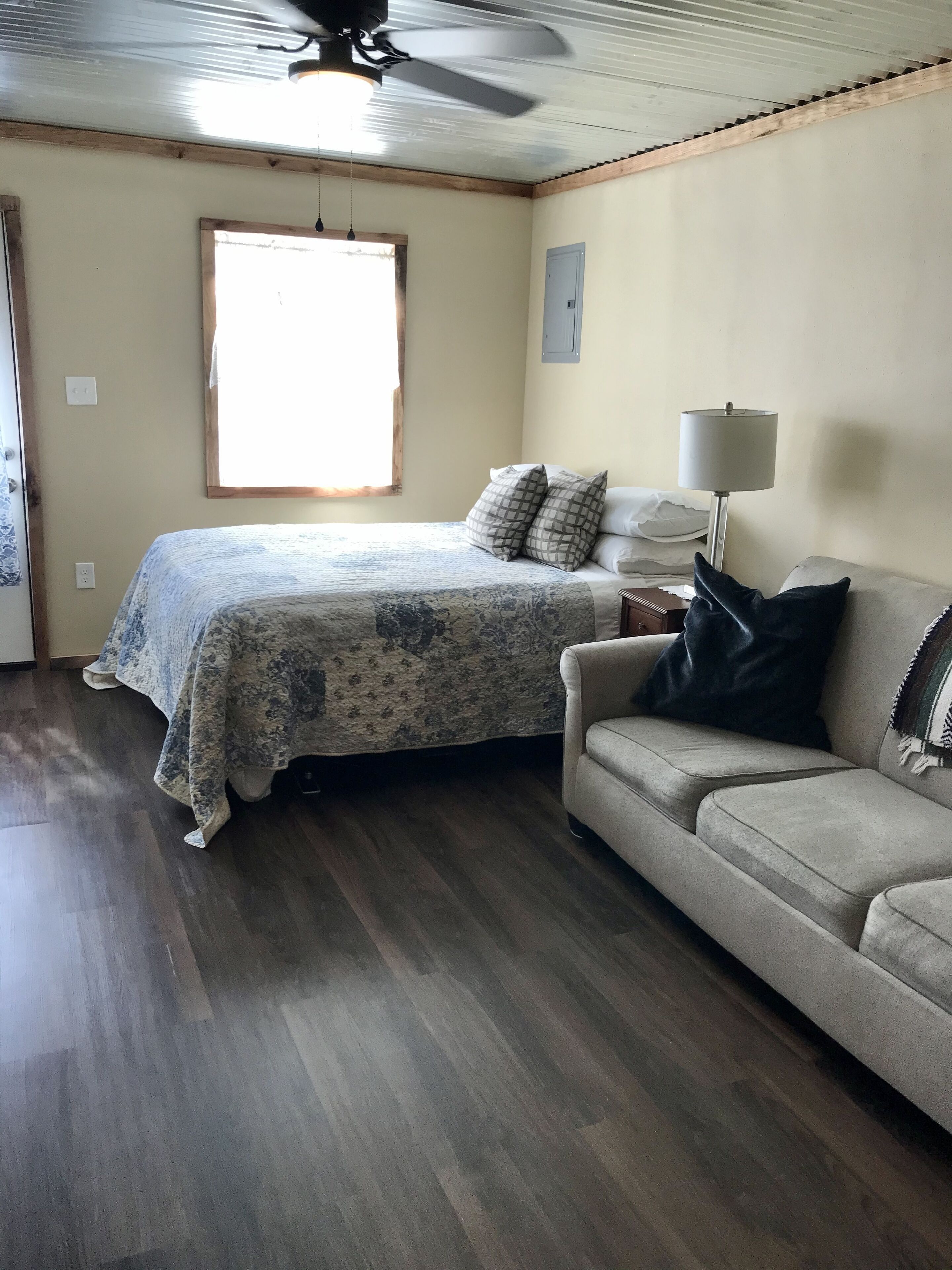 Comfortable Studio apartment with huge screened in porch