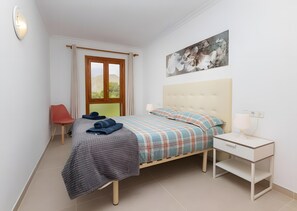 4 bedrooms, iron/ironing board, free WiFi, bed sheets - Apartment "Las Columnas" near the Beach with A/C, Wi-Fi, Pool & Balcony (Port de Pollença)