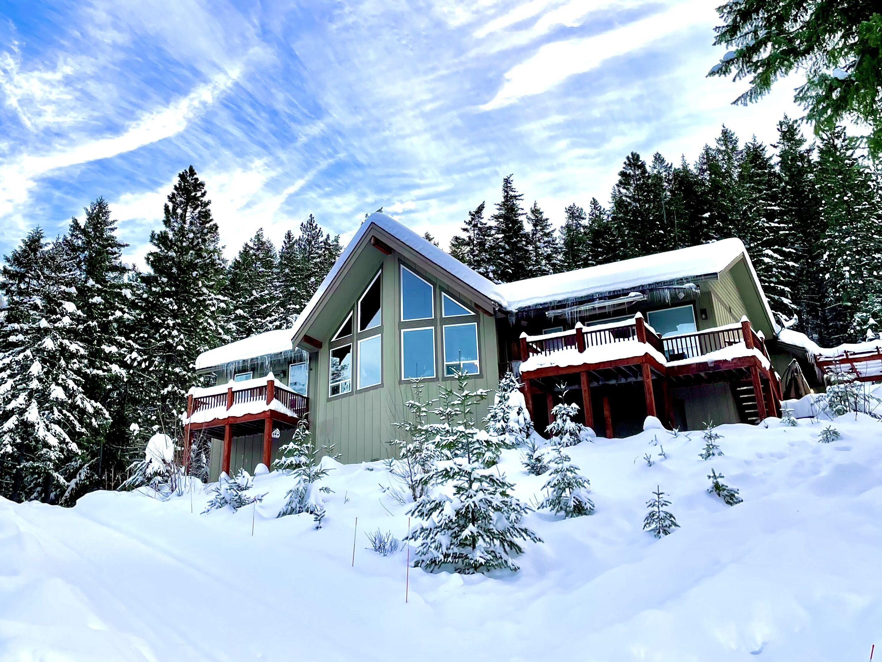 Views • Hot Tub • WiFi • 3 acres 