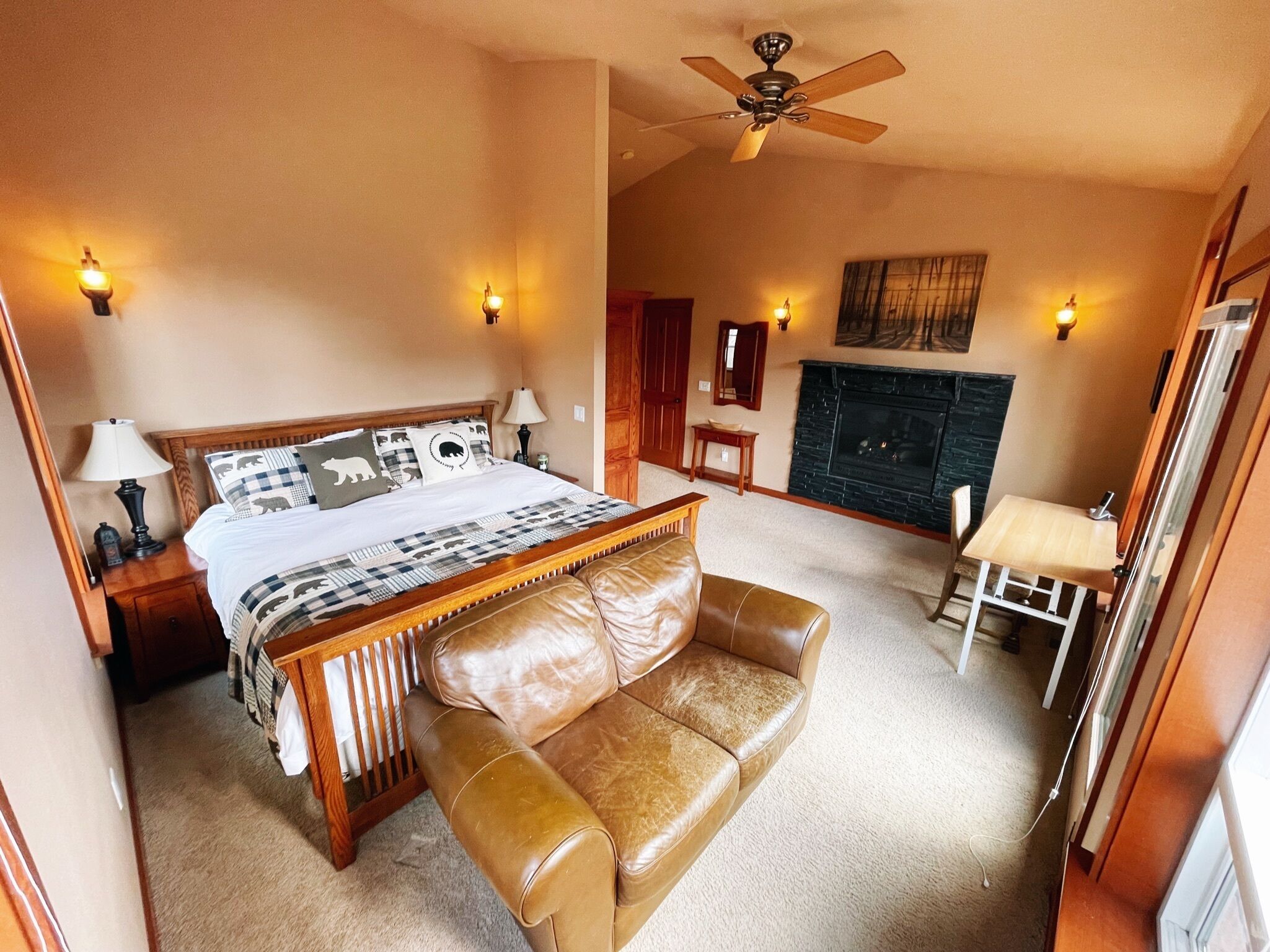 Views • Hot Tub • WiFi • 3 acres 