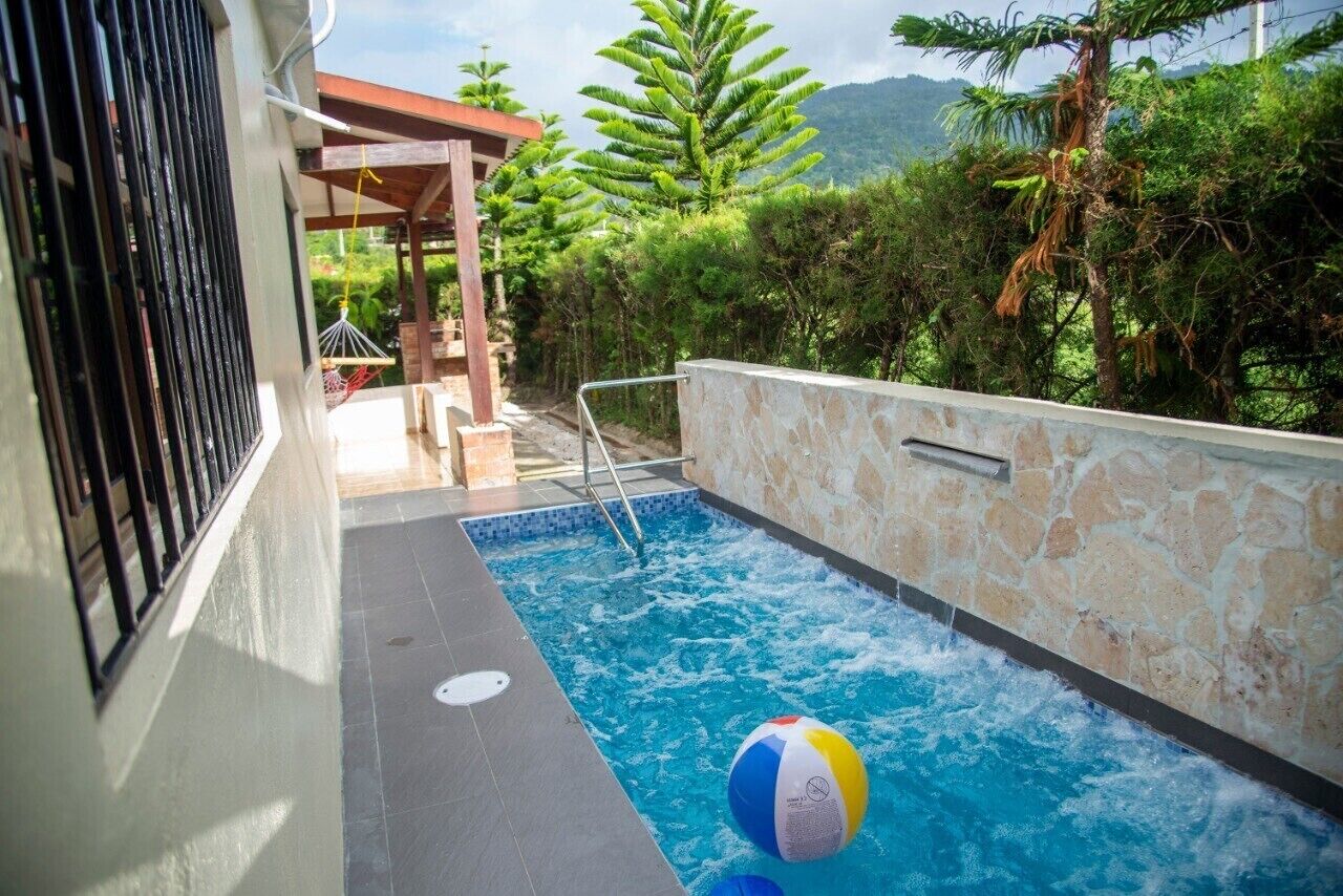 Una piscina al aire libre, una piscina climatizada