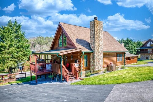 3 BR 2 BA Quaint Log Cabin with wrap around deck and Hot Tub close to Dollywood