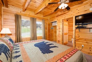 3 bedrooms, desk, iron/ironing board, free WiFi