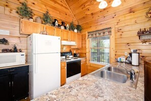 Fridge, microwave, oven, stovetop - 3 BR 2 BA Quaint Log Cabin with wrap around deck and Hot Tub close to Dollywood (Sevierville)