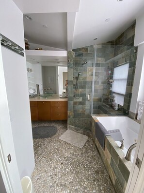 Suihkun ja ammeen yhdistelmä, hiustenkuivaaja, pyyhkeet