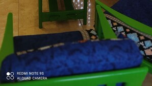 A living room with green furniture, a patterned sofa, and a ceiling fan. - Lagoon Residence Appt Bioguera (Porto-Novo)