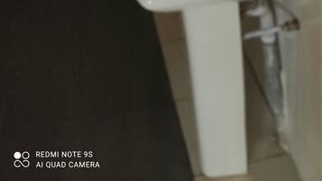 Douche, serviettes fournies, savon, papier toilette