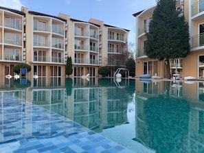 Piscine extérieure en saison