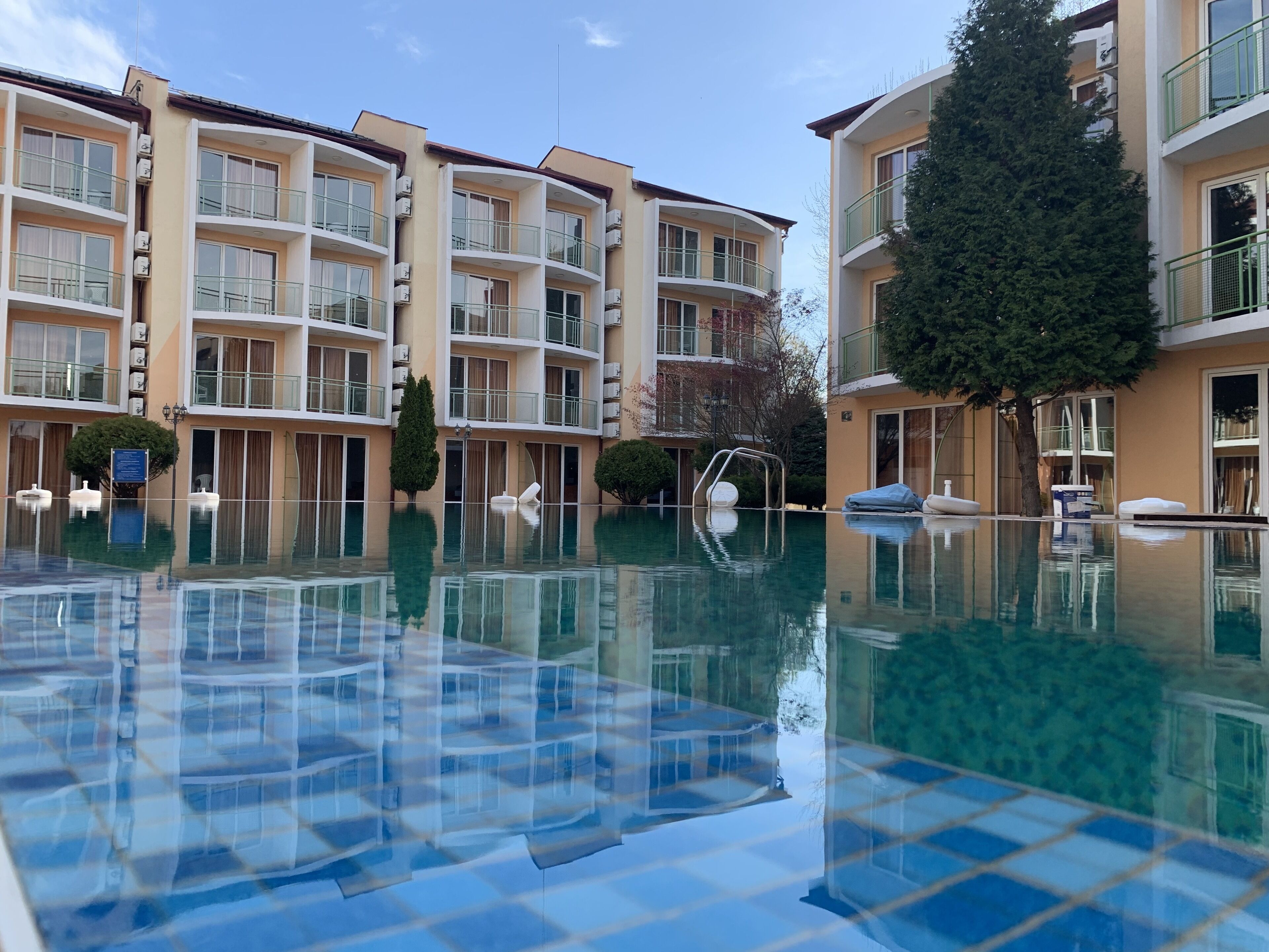 Kolam renang outdoor musiman