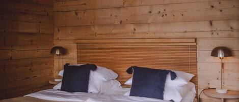 3 quartos, cofres nos quartos, escrivaninha, quartos à prova de som