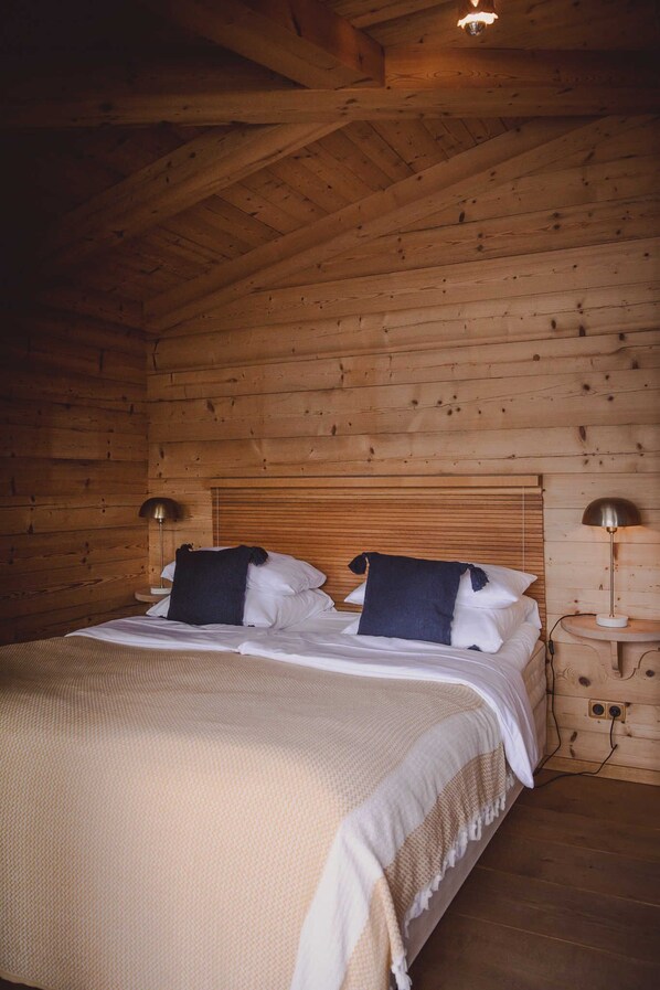 3 makuuhuonetta, tallelokero huoneessa, työpöytä, äänieristys