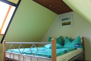2 bedrooms, desk, WiFi, bed sheets
