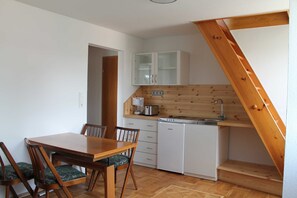 Fridge, high chair - Ferienwohnung - Pension Monika (Pausa/Vogtland)