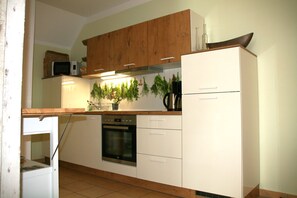 Geladeira, micro-ondas, fogão, lava-louças