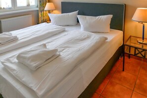 2 bedrooms, desk, travel cot, WiFi