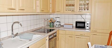 Kjøleskap, mikrobølgeovn, ovn og oppvaskmaskin