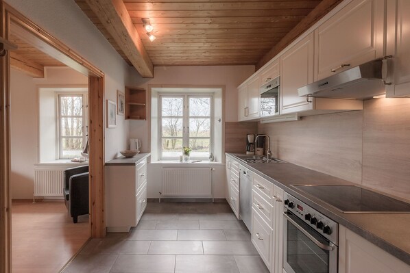 Kühlschrank, Mikrowelle, Ofen, Geschirrspüler