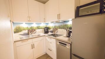 Réfrigérateur, micro-ondes, four, lave-vaisselle