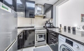 Frigorifero, microonde, forno, pentole/stoviglie/utensili